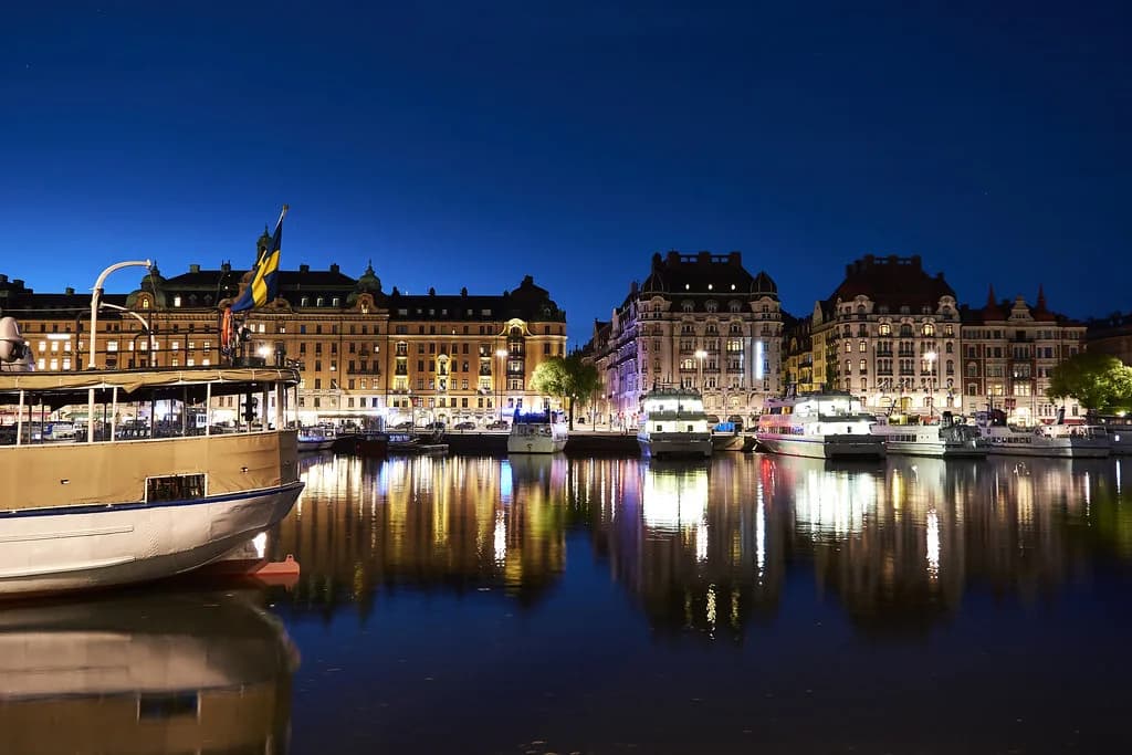Hellasgården Guide: Lakeside Sauna & Cold Swim in Stockholm