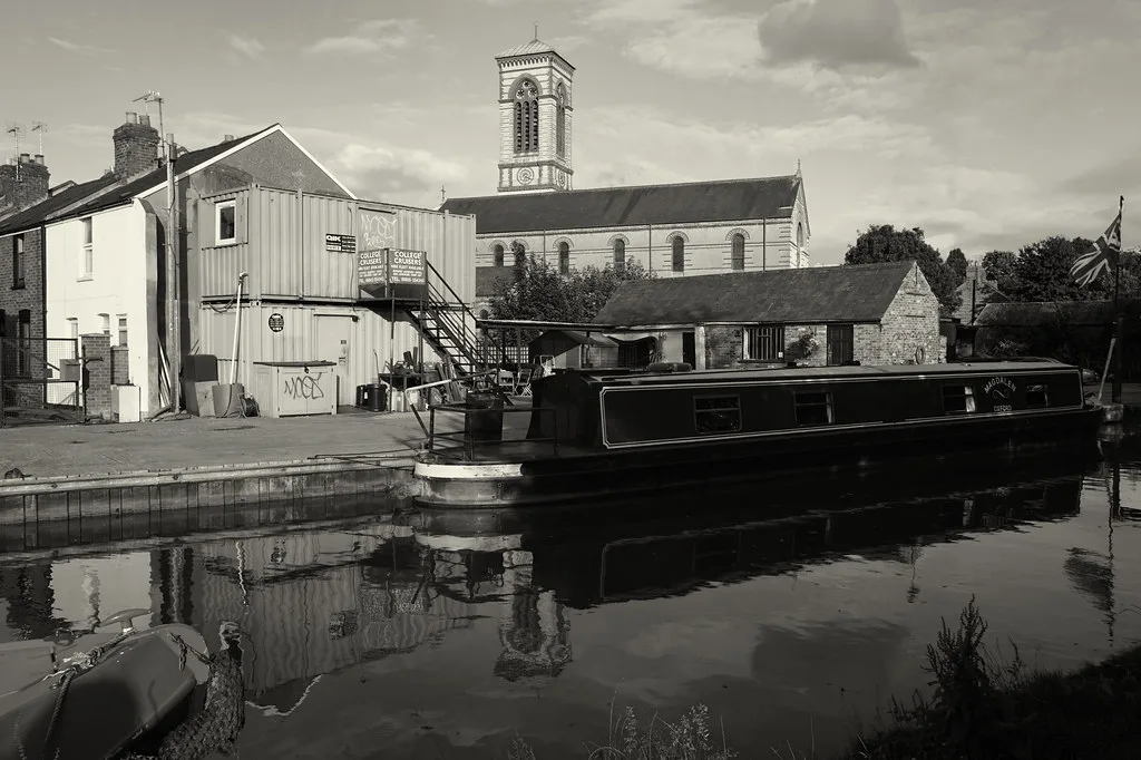 Oxford, Jericho Quarter. Narrowboat in the harbour and church St. Barnabas